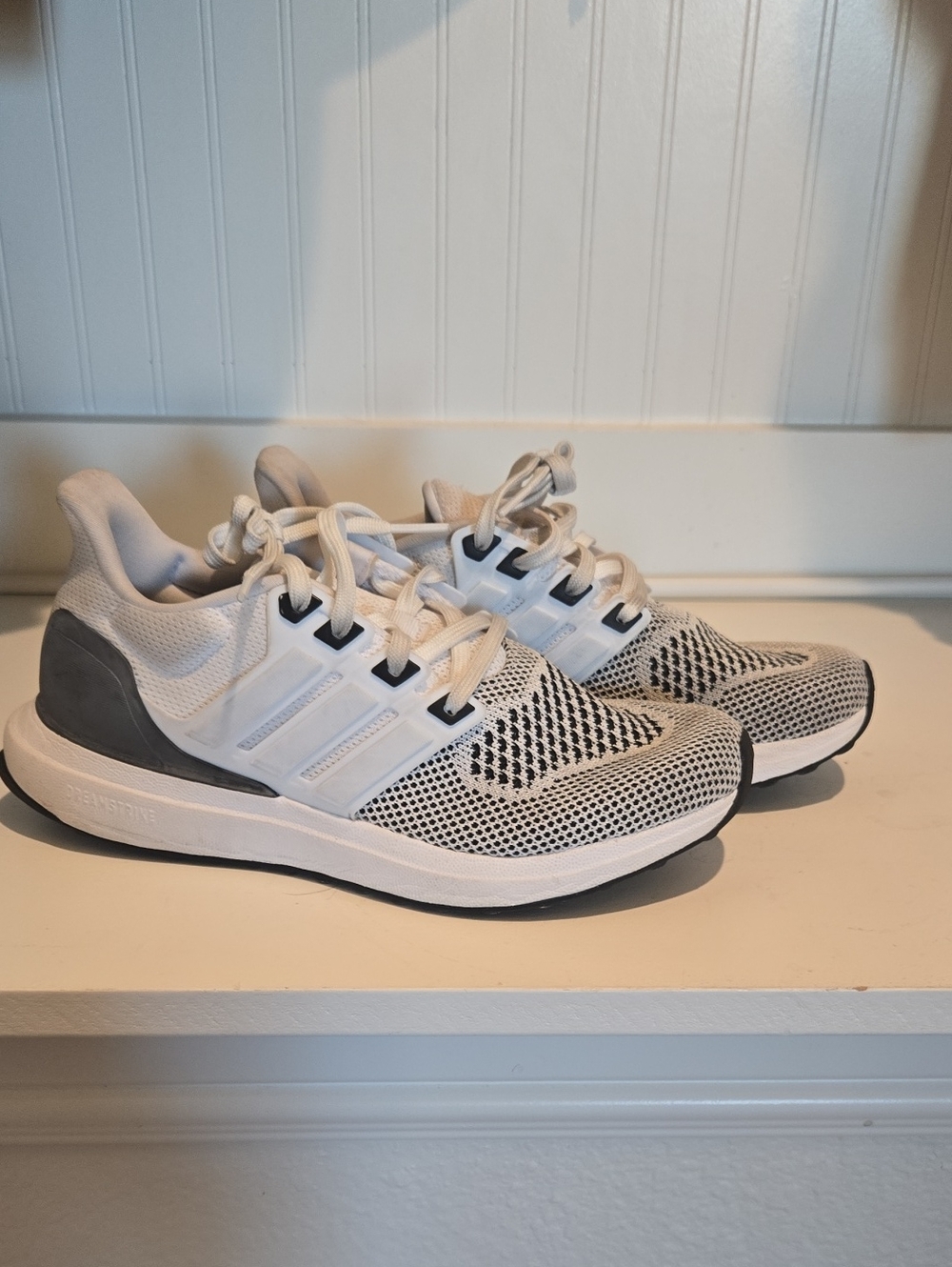 Adidas Kids White and Gray Mesh Running Sneakers - Size 6 (Youth)